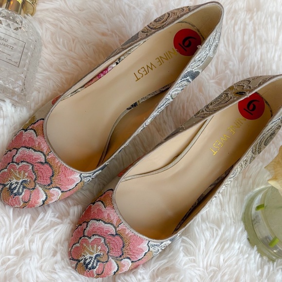 Nine West floral tapestry chunky “Scheila Pump” - Picture 7 of 7